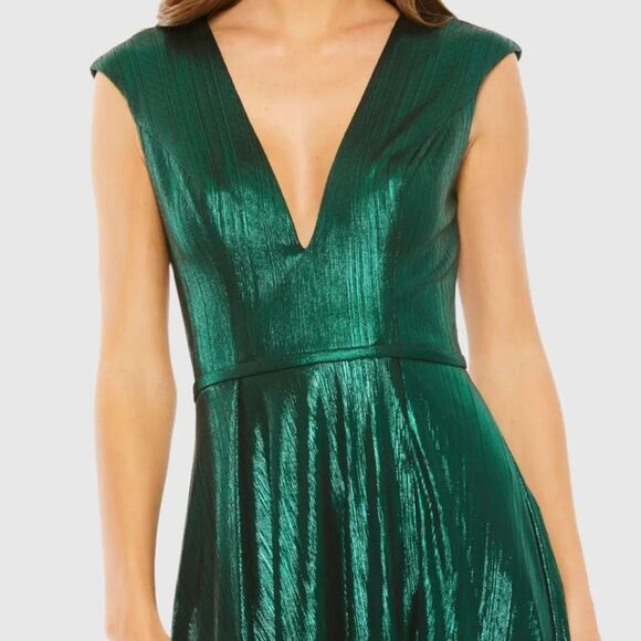 Mac Duggal Green Deep V-neckline Metallic Maxi Dress/Gown(Size 8) - Picture 6 of 11